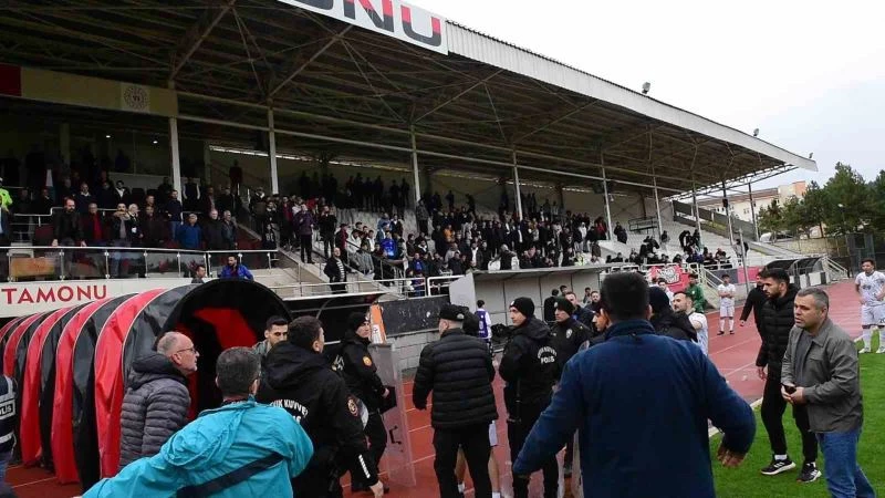 Amatör maçtaki kavga kamerada
