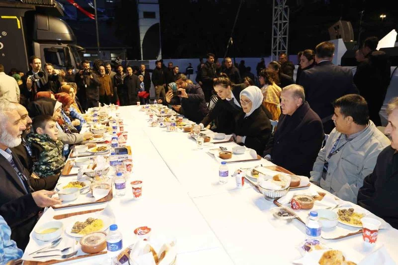 Cumhurbaşkanı Erdoğan: “Deprem turistleri kendi sahte gündemlerinin içinde kaybolup gitse de biz onların peşinden gitmeyeceğiz”
