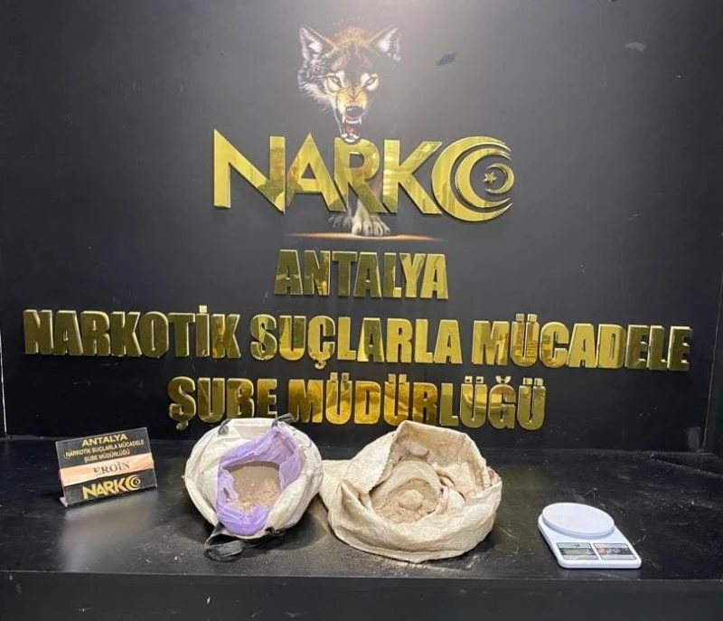 Dedektör köpek Çaki, ormanda 8 kilo 420 gram uyuşturucu buldu
