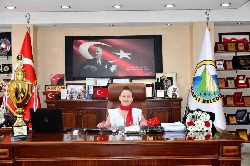 Belediye Başkanı koltuğunu 23 Nisan dolayısıyla öğrenciye devretti
