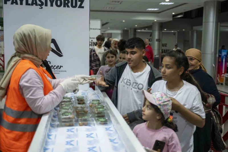 Mersin’de Kadir Gecesinde 10 bin paket lokma tatlısı dağıtıldı
