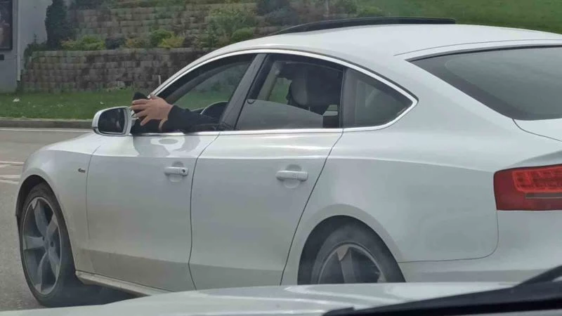 Camdan ayağını çıkaran sürücü 