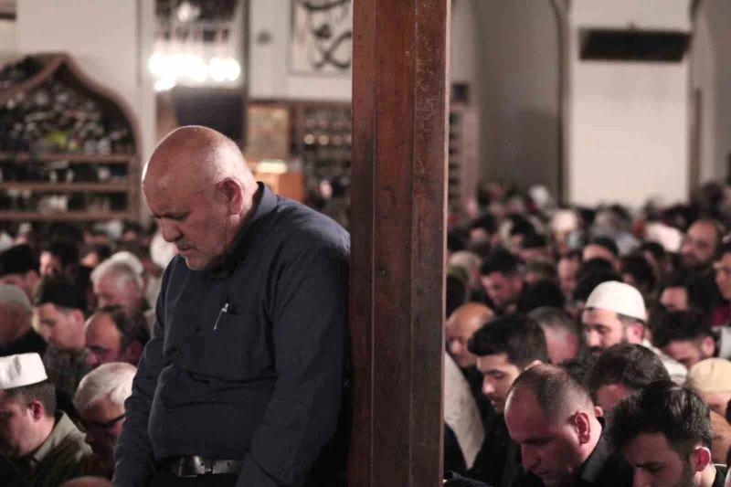 Kadir Gecesi’nde Bursalılar Ulu Cami’ye akın etti
