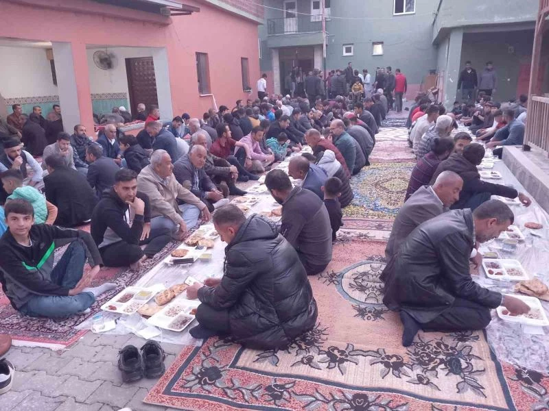Diyarbakır’da yüzlerce medrese talebesi iftarda buluştu
