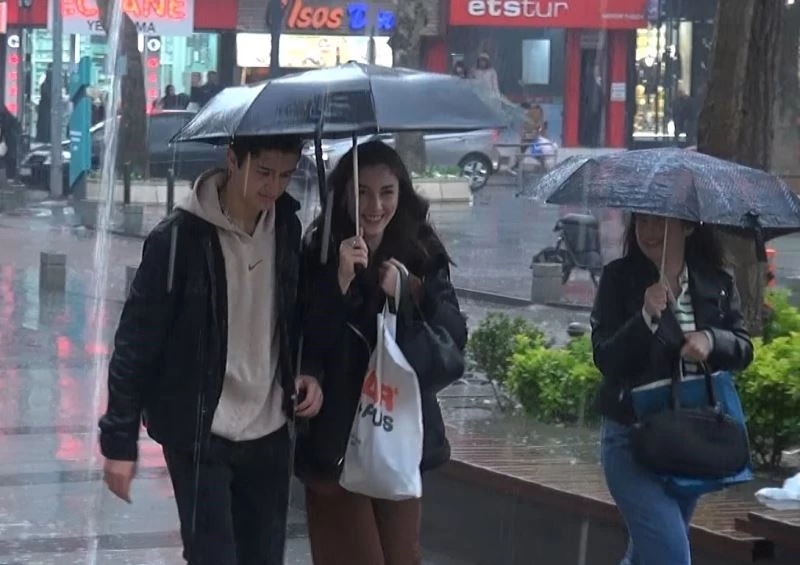 Sağanak yağışa rağmen bayram alışverişi yapmaya devam ettiler
