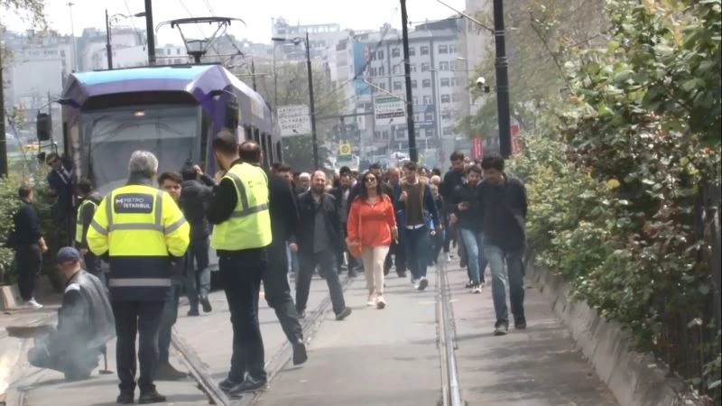 Kabataş-Bağcılar tramvay hattında oluşan hasar seferlerde aksamalara neden oldu
