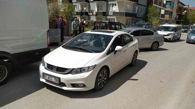 Yolun karşısına geçmeye çalışan çocuğa otomobil çarptı
