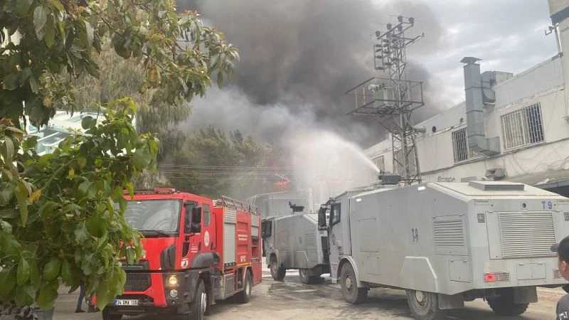 Mobilya atölyesinde yangın, ekipler müdahale ediyor
