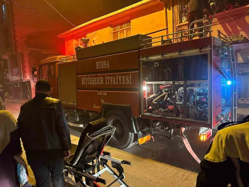 Yangında mahsur kalan kadını faciadan itfaiye erleri kurtardı
