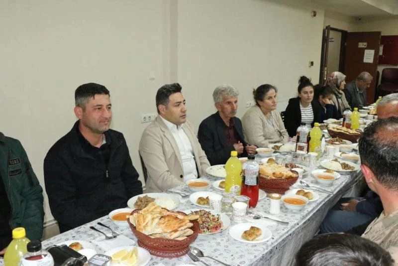 Kaymakam Özçelik depremzede vatandaşlarla iftar yaptı
