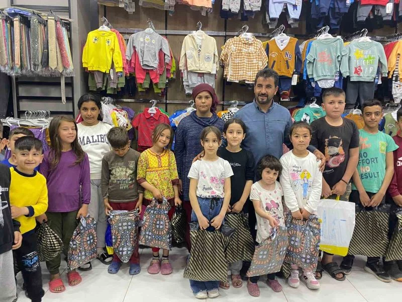 Kahramanmaraş’ta yardımsever vatandaş, depremzede çocukların ihtiyaçlarını gideriyor
