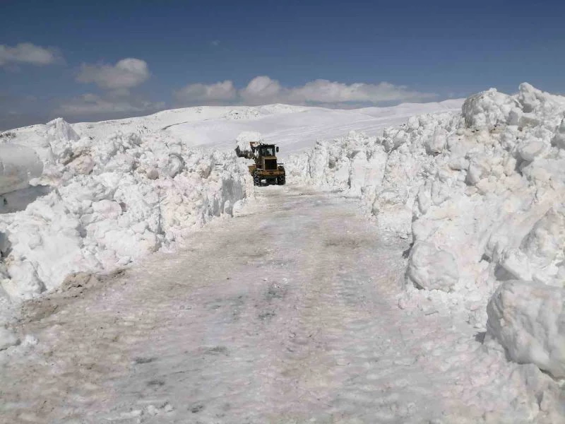 Erzurum’da Nisan ayında karla mücadele
