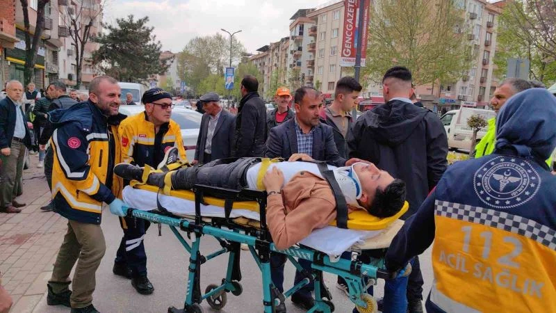 Otomobil park halindeki araçlara çarptı; bayram alışverişini bırakıp izlediler
