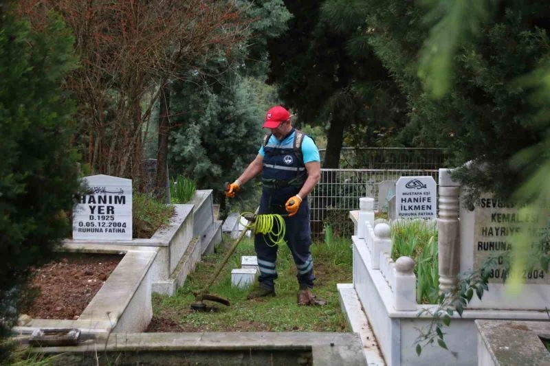 Derince’de mezarlıklar bayram için temizleniyor
