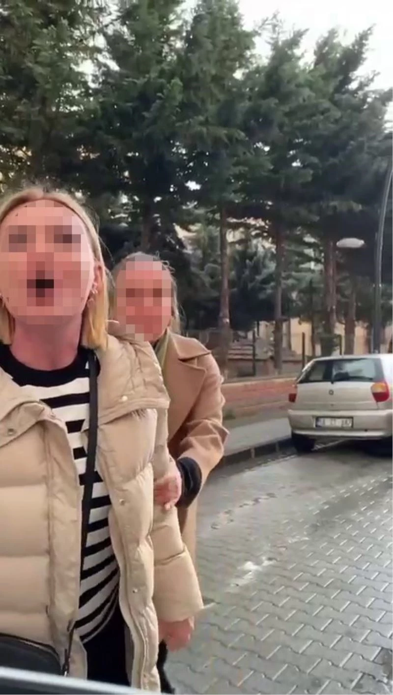 Ters yöne girdi, yol verilmeyince aracı tekmeledi
