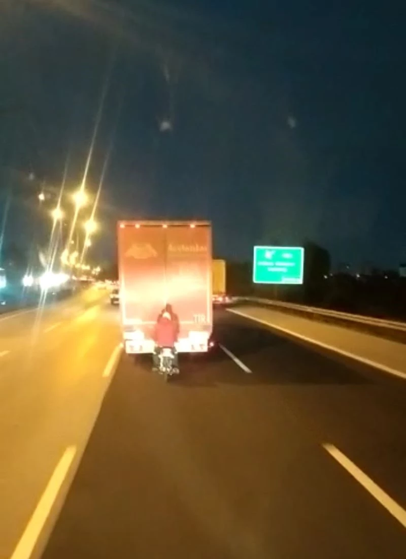 Otobanda motosiklet sürücüsünün tehlikeli yolculuğu