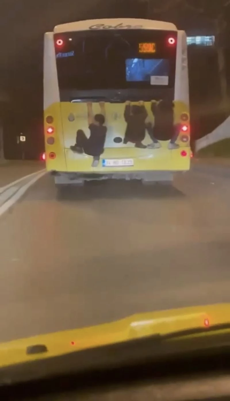 İstanbul’da İETT otobüsünün arkasında ’örümcek adam’ yolculuğu kamerada

