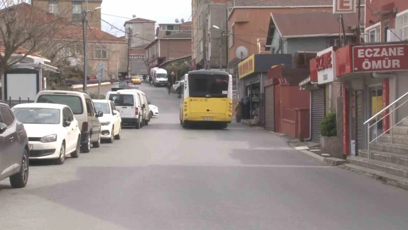 Beykoz’da vatandaşa İETT otobüsü çarptı, yakını otomobil ile kalabalığa daldı
