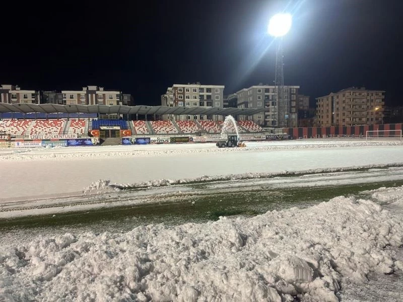 Van Atatürk Şehir Stadı’nın zemini kardan temizlendi
