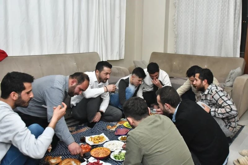 Gençlerle önce sohbet etti sonra mutafa girdi
