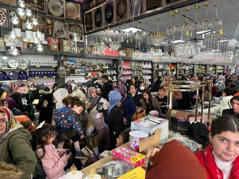 Mağaza açılışında indirimi duyan koştu, izdiham yaşandı
