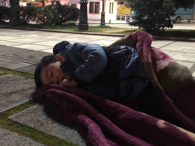 Kastamonu’da vatandaşlar deprem paniğiyle geceyi sokakta geçiriyor
