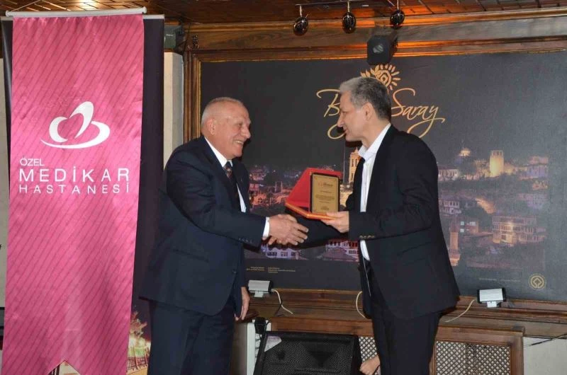 Sağlık personellerine plaket verildi
