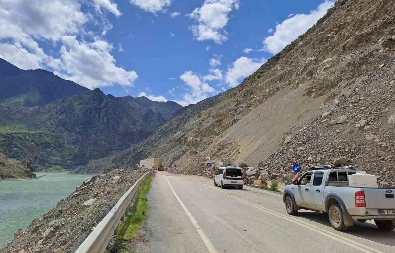Heyelan nedeniyle kapanan Artvin-Erzurum karayolu 2 gün sonra ulaşıma açıldı
