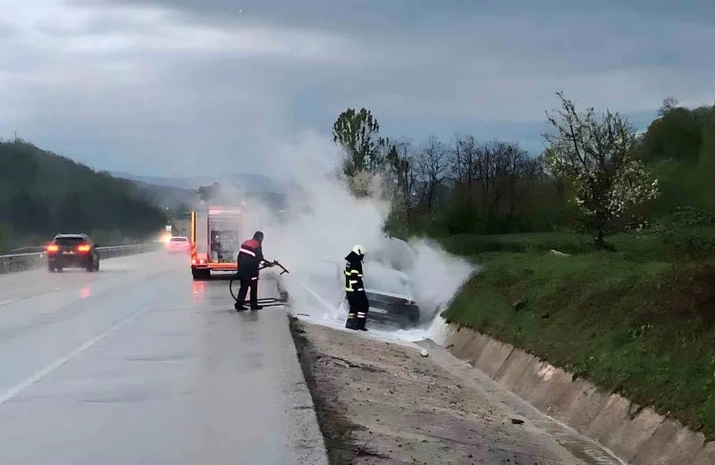 Samsun’da seyir halindeki otomobilde yangın: 4 yaralı
