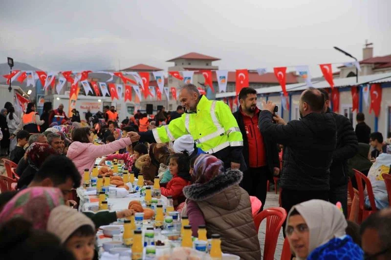 AK Parti Milletvekili Mahir Ünal’dan konteyner kente bayram ziyareti
