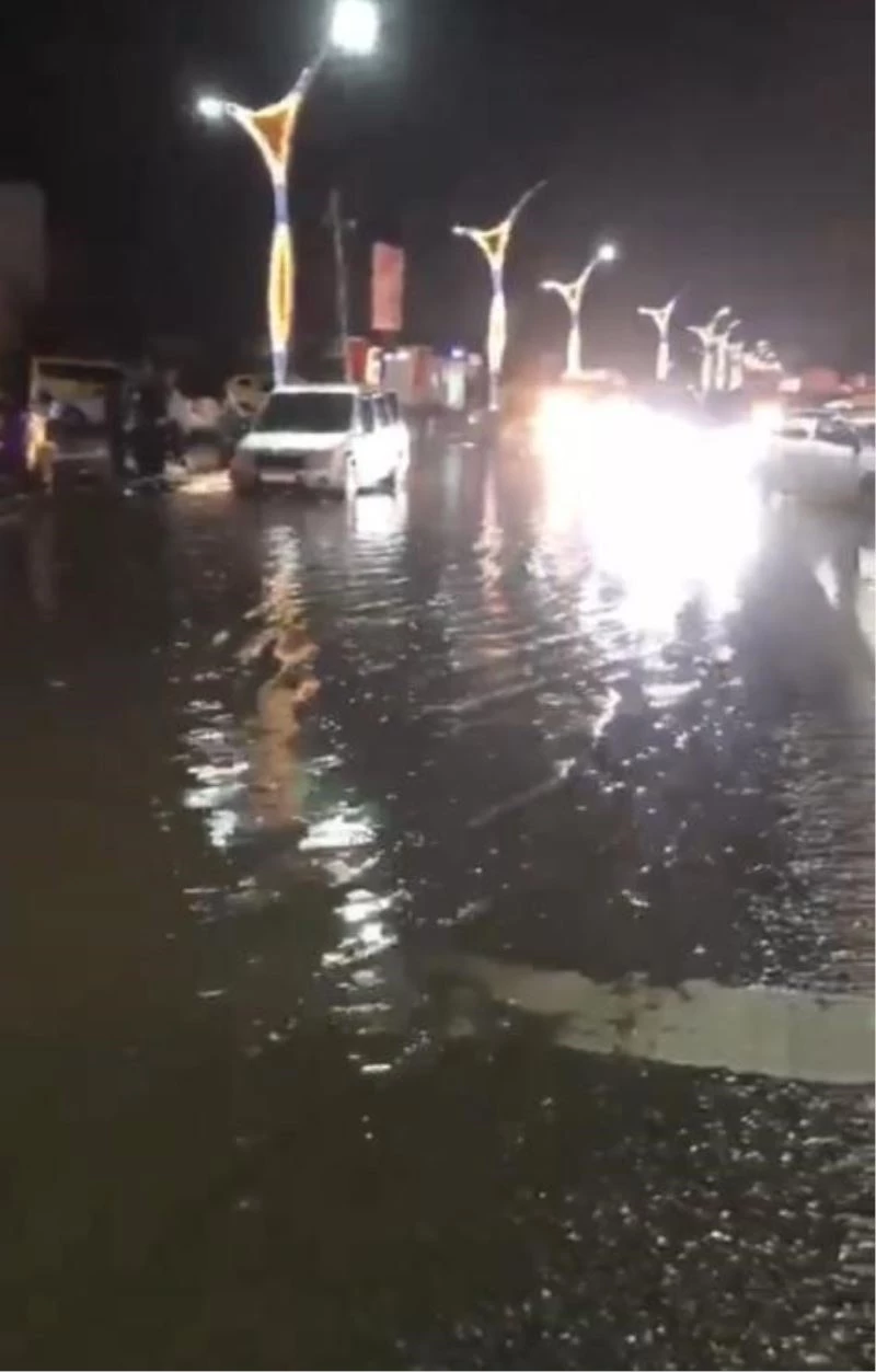 Bitlis’te sağanak yağış sürücülere zor anlar yaşattı
