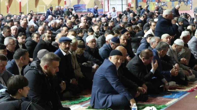 Paris’te 2 bin Müslüman bayram namazını kapalı spor salonunda kıldı
