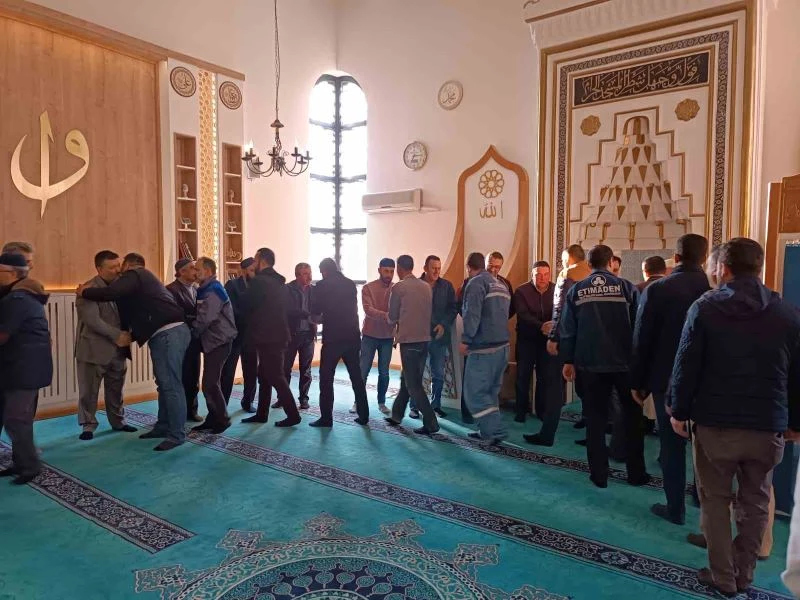 Bor işçileri mesai öncesi bayramlaştı
