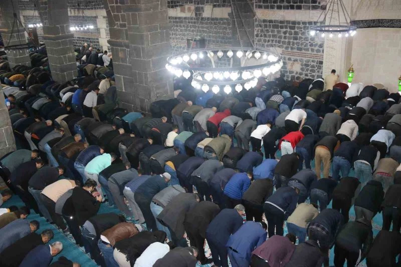 Diyarbakır’da yüzlerce vatandaş bayram namazı için tarihi Ulu Cami’ye akın etti
