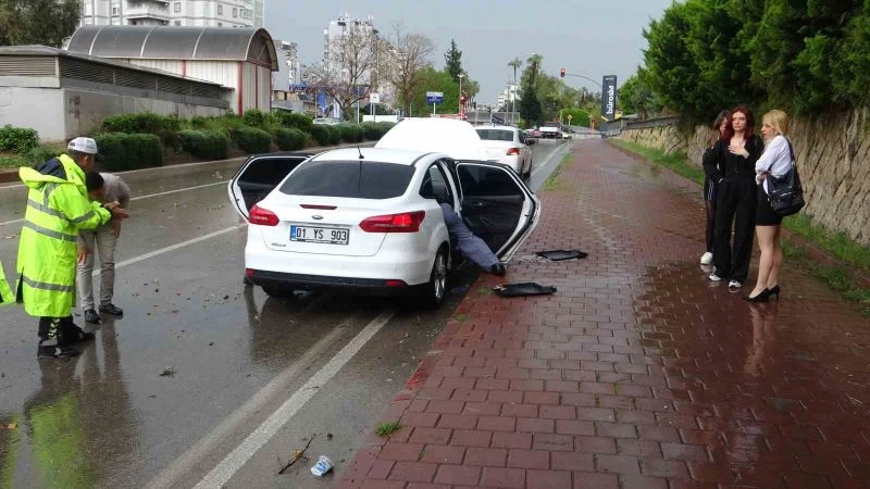Otomobillerine dolan suyu kovalarla boşalttılar
