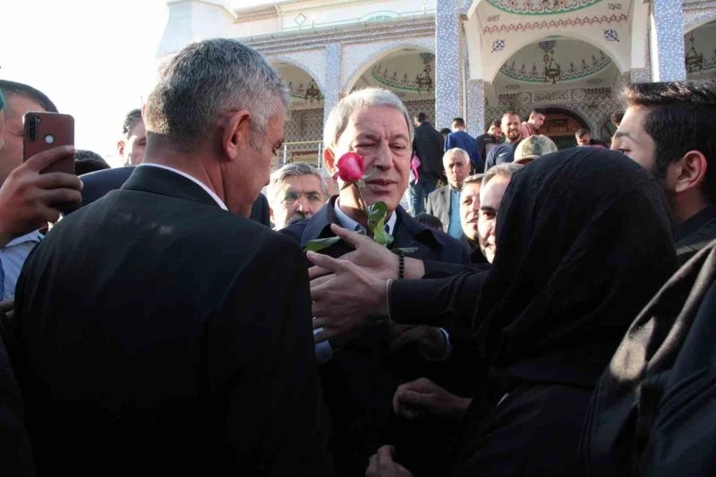Akar ve Kurtulmuş Hatay’da bayram namazında depremzelerle buluştu
