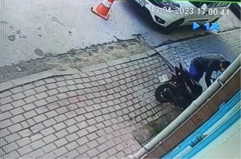 Marketin önünde duran motosikleti güpegündüz çaldı
