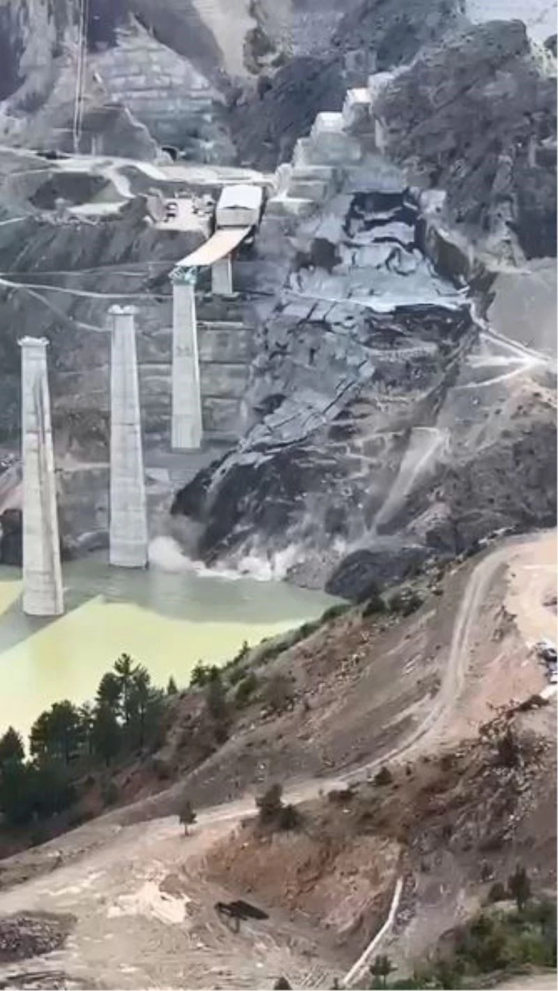 Yusufeli’nde heyelan meydana geldi
