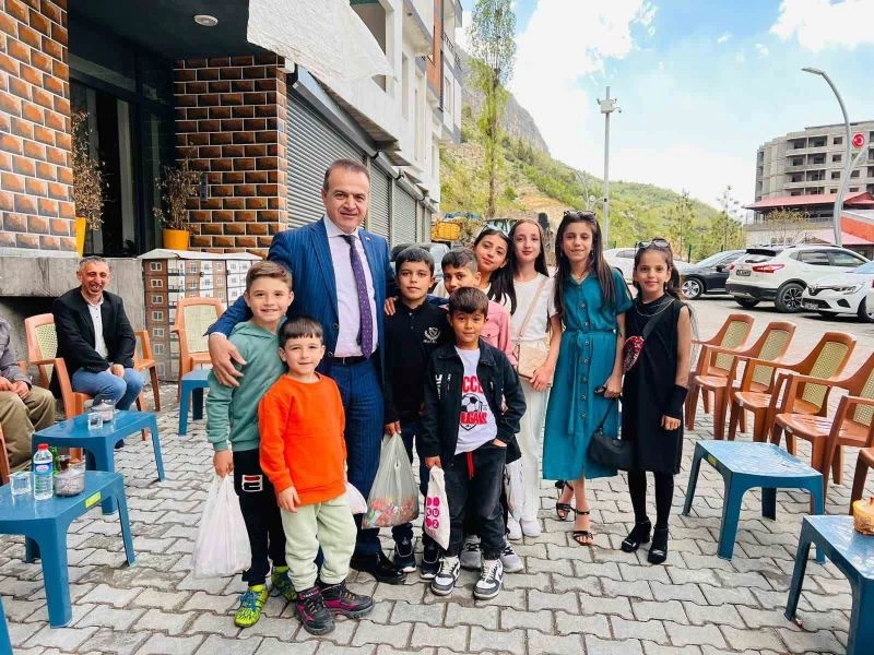 Uludere Belediye Başkanı Ürek, çocuklarla bayramlaştı
