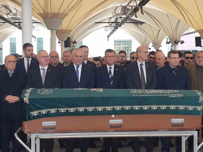 19. Dönem SHP Milletvekili Mahmut Uyanık toprağa verildi
