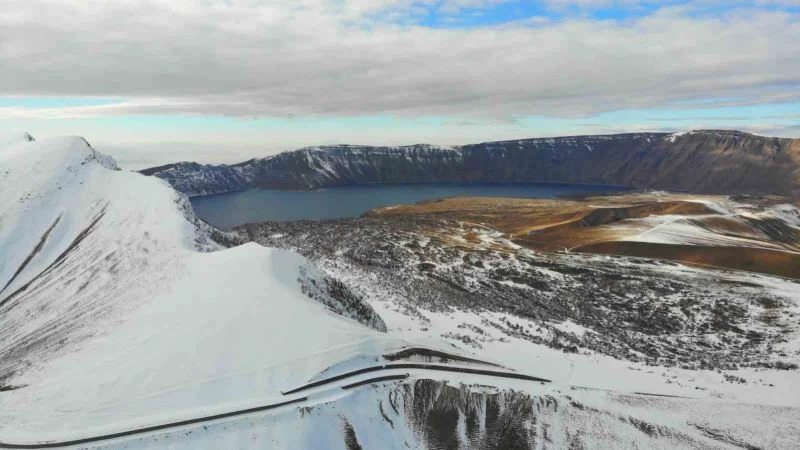 Kar kalınlığının 5 metreyi bulduğu Nemrut Krater Gölü yolu ulaşıma açıldı
