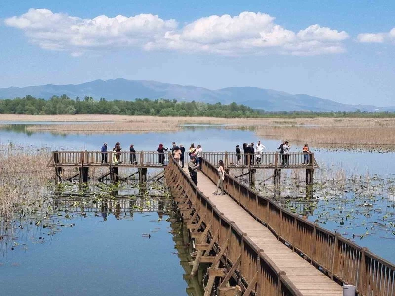 Güneşli günde bayramın tadını doğayla iç içe çıkardılar
