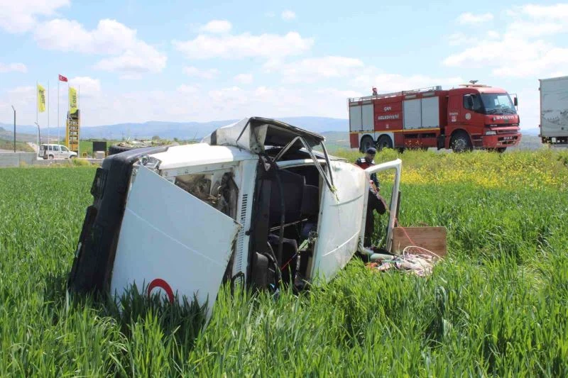 Çanakkale’de araç tarlaya uçtu; 3 kişi yaralandı
