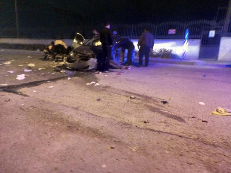 Süratle ilerlerken elektrik direğine çarptı: 2 yaralı
