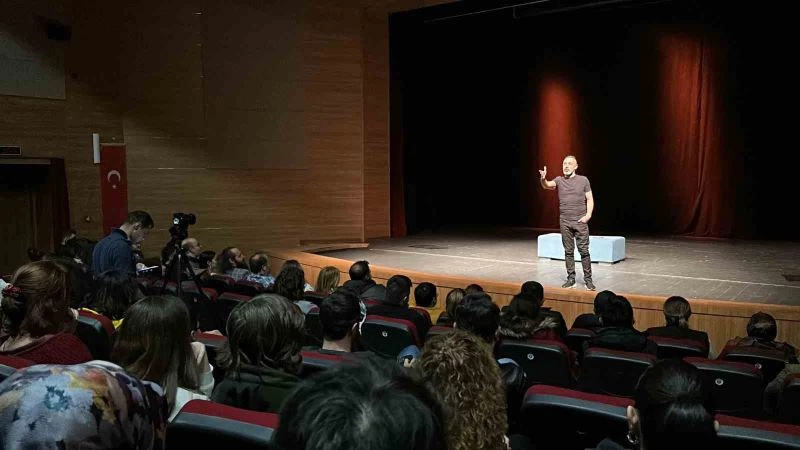 Ünlü oyuncu Umut Oğuz, depremzedeleri güldürdü
