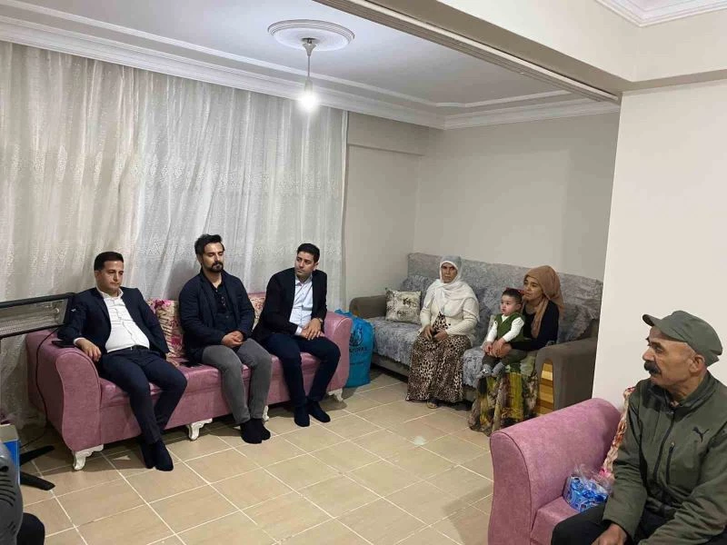 Öz Sağlık İş Sendikası’ndan depremde hayatını kaybeden vatandaşların ailelerine ziyaret
