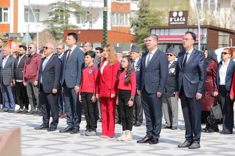Burdur’da 23 Nisan kutlamaları çerçevesinde çelenk sunma töreni gerçekleştirildi
