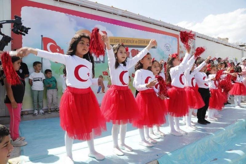 Hatay’da afetzede çocuklar dünya barışı için güvercin uçurdu
