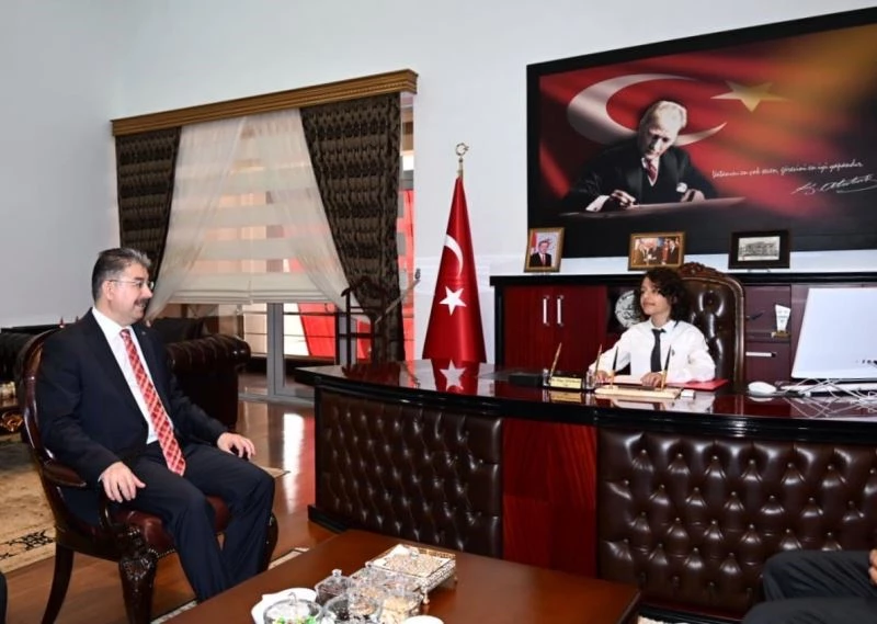 Valilik koltuğuna oturdu, “Depremde zarar gören yerlere yeşil alan yapılması” talimatı verdi