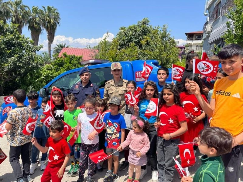 Jandarma 23 Nisan’da çocukları unutmadı
